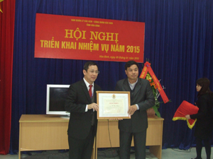 Trưởng Ban quản lý các KCN Trần Văn Phúc trao bằng khen của Tổng LĐLD Việt Nam cho cá nhân có thành tích xuất sắc trong hoạt động công đoàn.